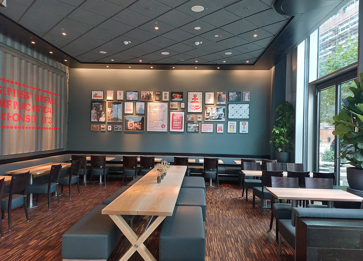 Jim Block Dammtor Innenansicht Innenansicht des Jim Block Restaurants am Dammtor mit moderner Wandgestaltung, großem Gemeinschaftstisch und gemütlicher Atmosphäre.