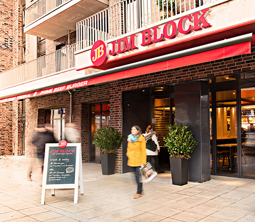 Eingangsbereich des Jim Blocks in Hamburg-Langenhorn Eingangsbereich des Jim Block Restaurants in Langenhorn mit Passanten.