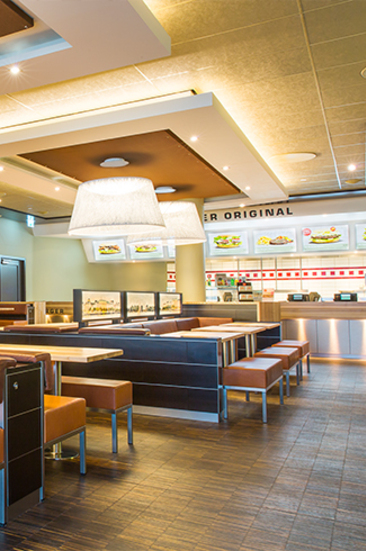 Innenansicht des Jim Block Restaurants in Berlin Innenansicht des Jim Block Restaurants in Berlin mit leerem Gastraum und Bestelltheke.