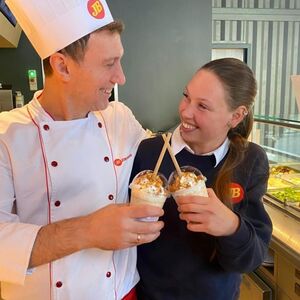 Dienstag schmeckt besser mit Sonne, guten Leuten und einem Shake in der Hand ☀️🥤
Cheers aufs beste Team! 🍔🙌