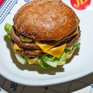 Sonntagspläne? Burger essen. 🍔🔥
Kommentiere mit 🌶️ wenn du auf Chili Cheese stehst.