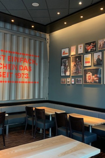 Innenansicht des Jim Block Restaurants in Hamburg Dammtor Innenansicht eines Jim Block Restaurants in Hamburg mit Wandgrafiken und Sitzplätzen.