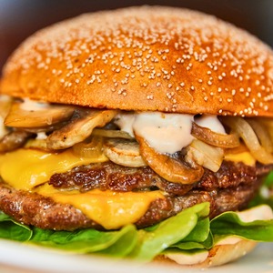Warnung: Dieser Champignon Burger könnte spontane Besuchspläne auslösen. 🍔🍄
Wer braucht jetzt einen?