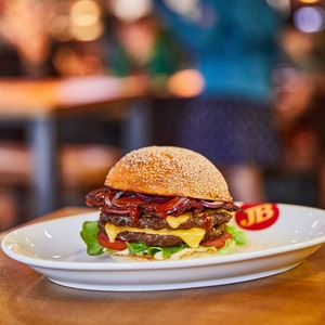 BBQ Burger in Bestform. 😏🍔🔥
Mehr gibt’s dazu nicht zu sagen.
#jimblock #burger